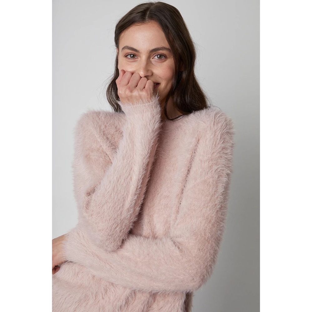 NWOT Velvet by Graham & Spencer Feathered Yarn Fuzzy Scoop V Neck Sweater S